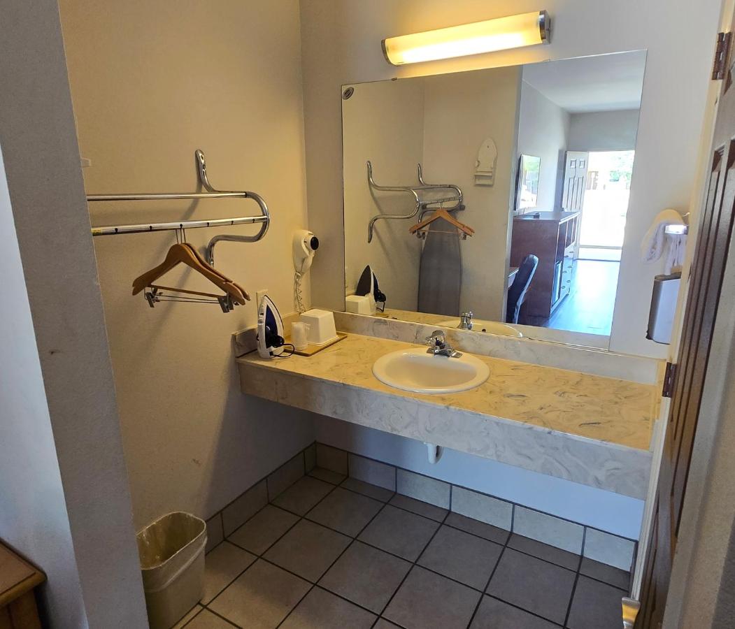 Whitesboro Inn & Suites — photo 7