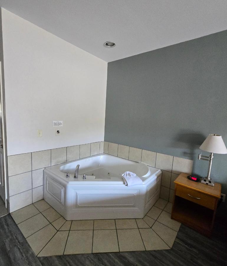 Whitesboro Inn & Suites — photo 3