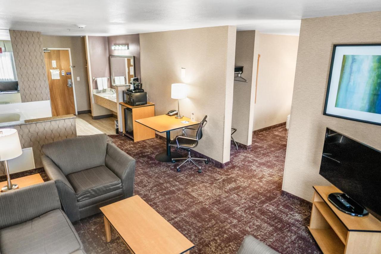 Crystal Inn Hotel & Suites - West Valley City — photo 22