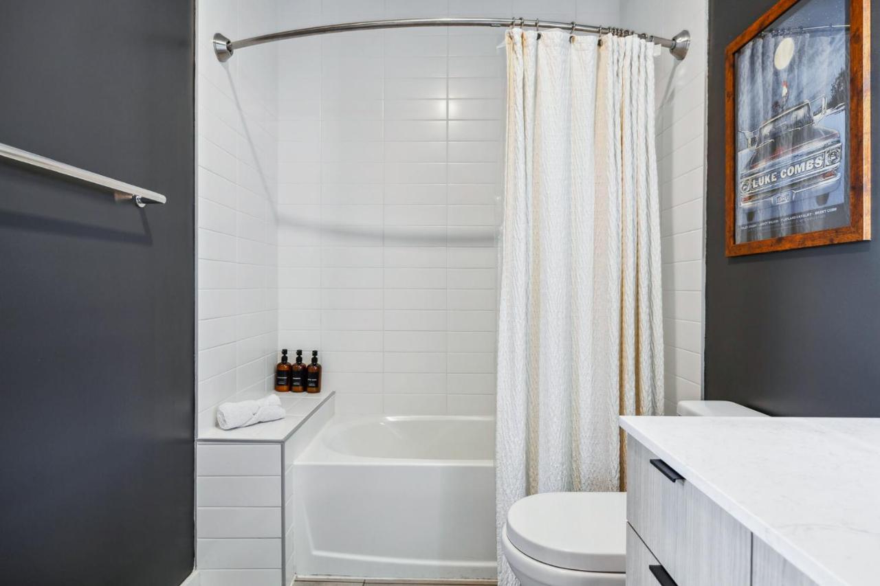 The Rhythm and Rooftop Penthouse Walk To Broadway with Pool and Amazing Views - 4