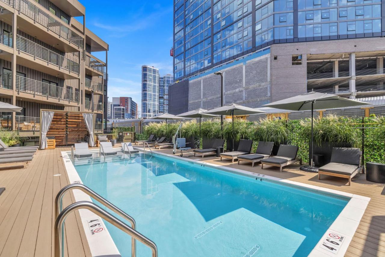 Skyline Nights in Downtown Nashville Walk to Broadway with Pool and Gym