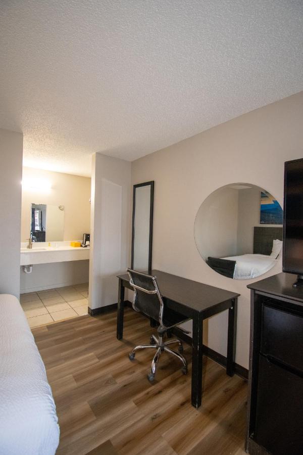 Economy Inn — photo 14