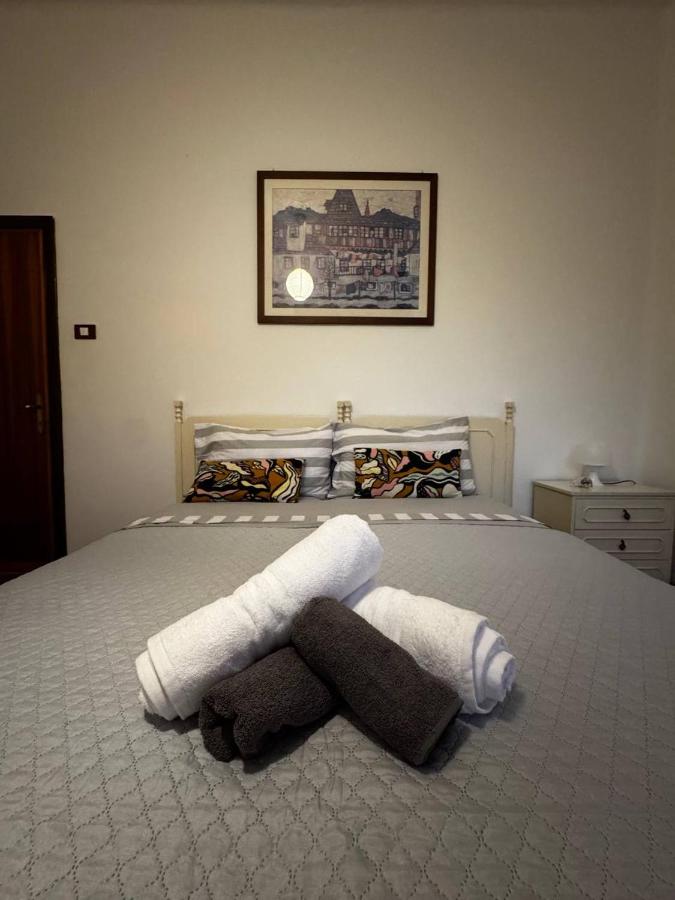 Casa Bella - Room 1 - 2