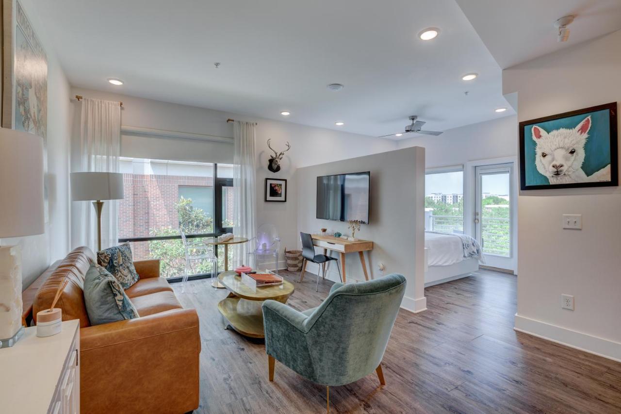 Image: The Hive 202 King With Balcony