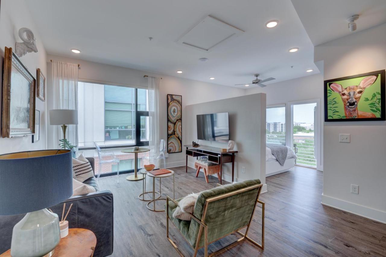 Image: The Hive 302 King with Balcony