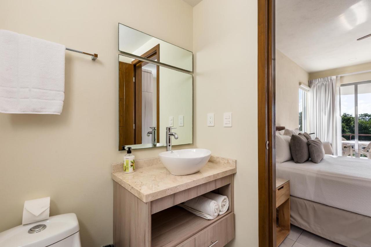 Near airport, 2 bedrooms, 4 guests, pool! - 3