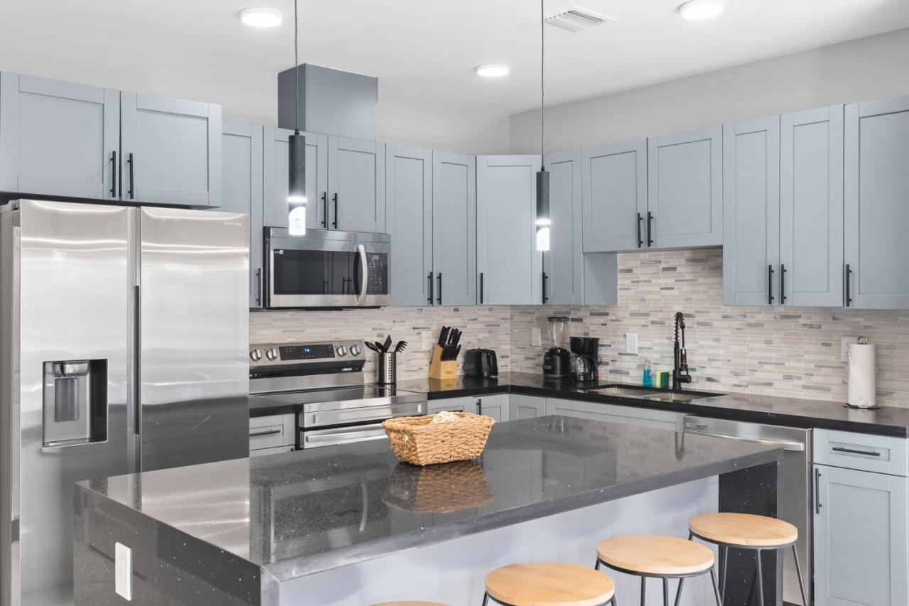 Spacious 4-BR House W Free Parking - 2