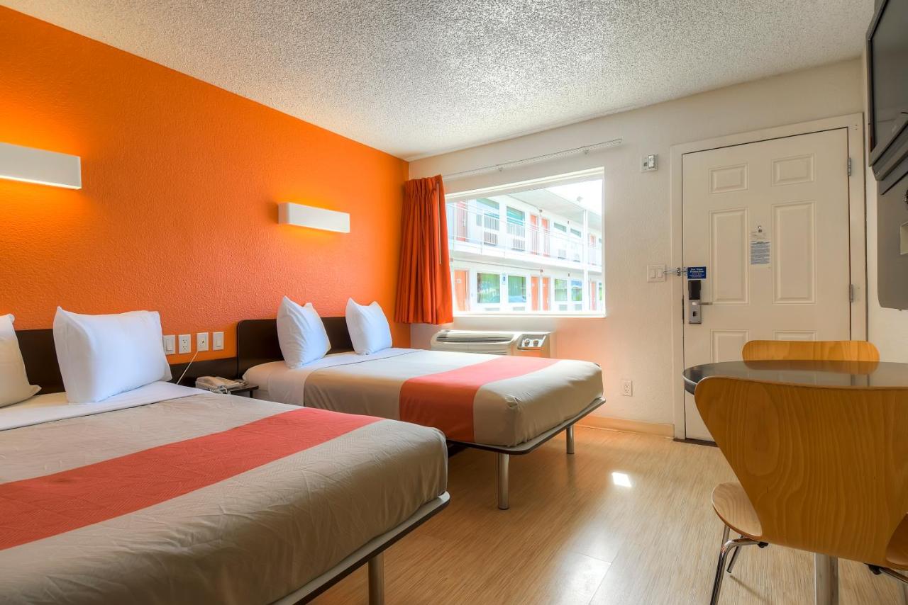 Town House Motel — photo 19