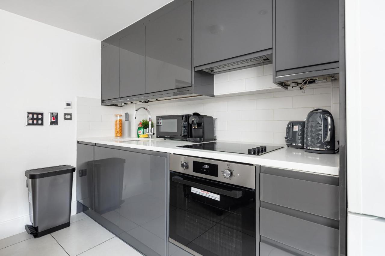 2 Minutes from Kings Cross 1 Bedroom Apartment with Private Patio - 4