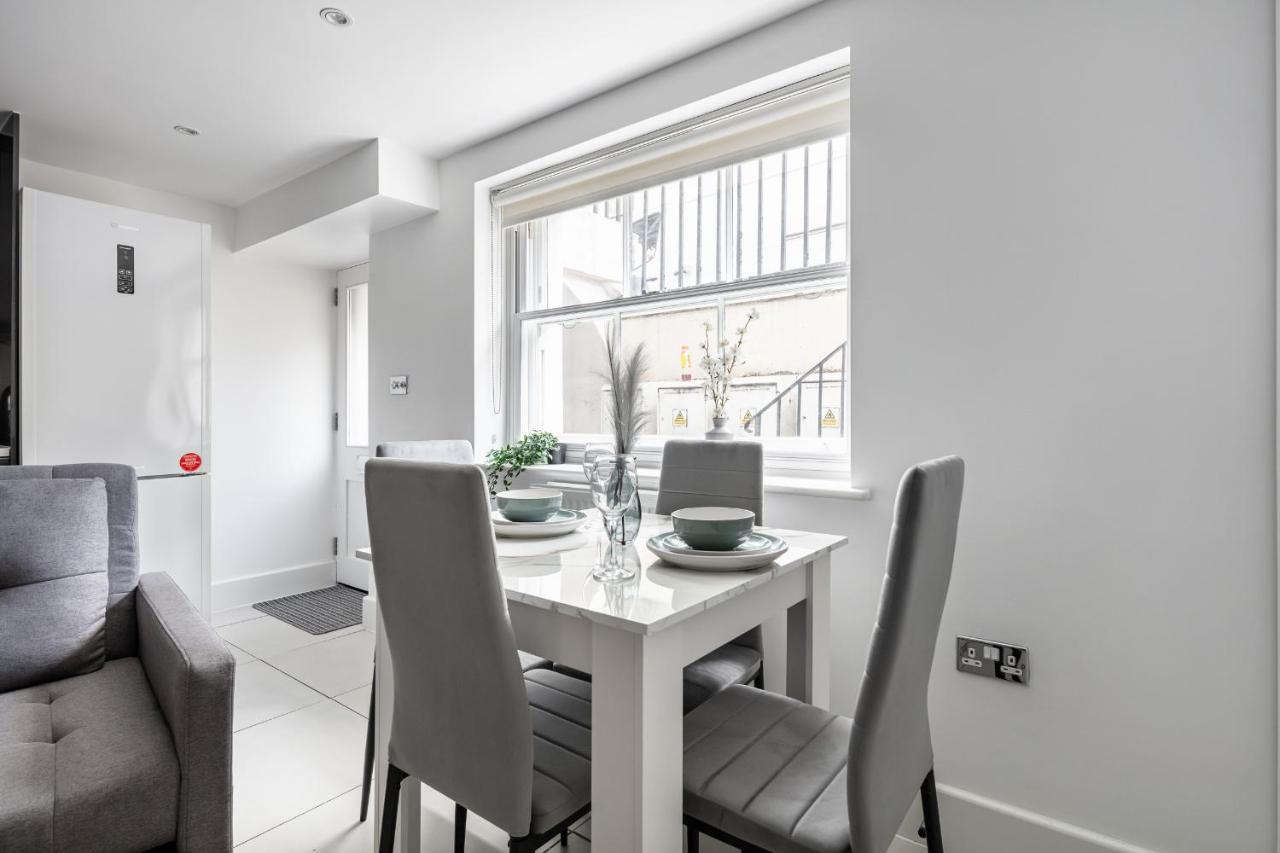 2 Minutes from Kings Cross 1 Bedroom Apartment with Private Patio - 3