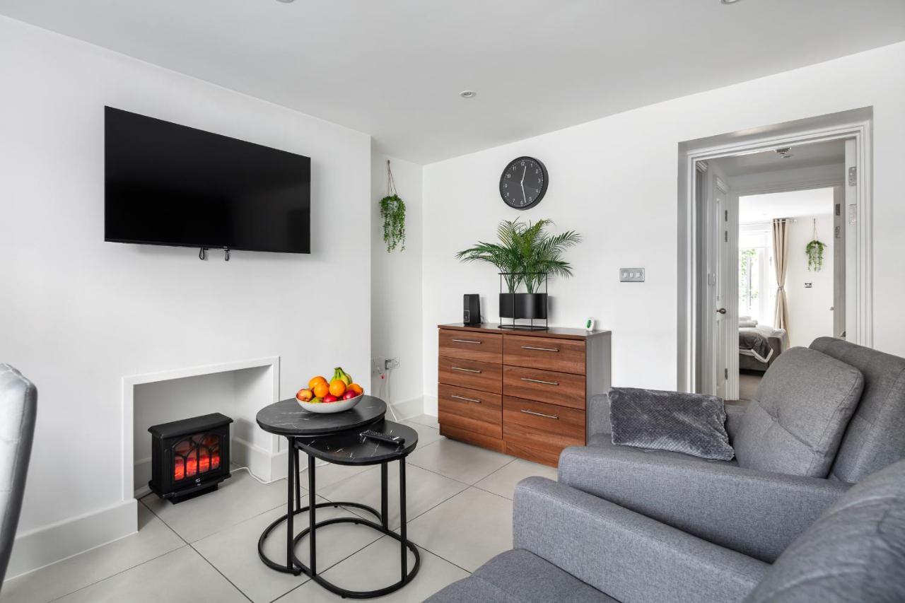2 Minutes from Kings Cross 1 Bedroom Apartment with Private Patio