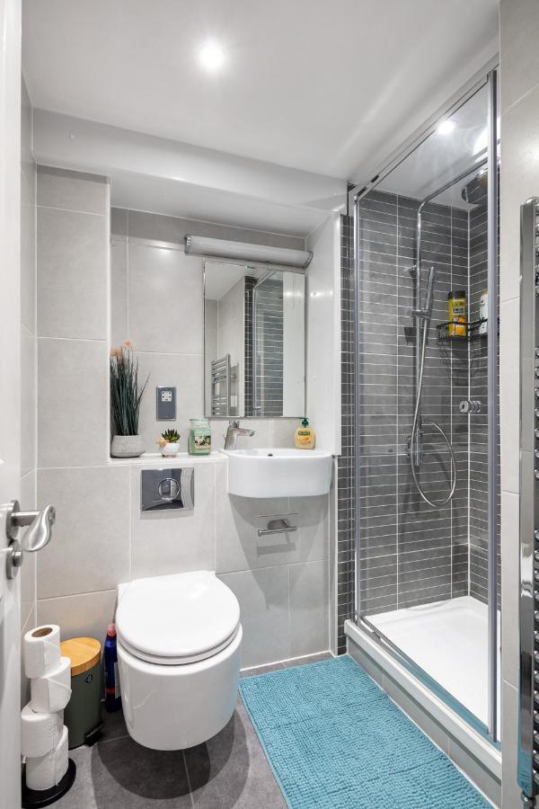 2 Minutes from Kings Cross 1 Bedroom Apartment with Private Patio - 5