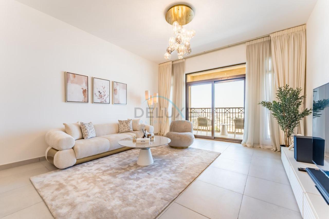 Balcony Overlooking Community 2BR with Assistant Room, Minutes Away From the Beach, Madinat Jumeirah Living Rahaal 2, Jumeirah by Deluxe Holiday Homes