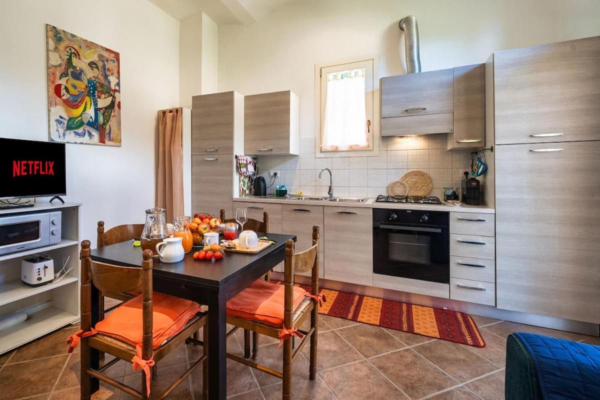 La Valle Near San Gimignano, Volterra, Pisa - 4