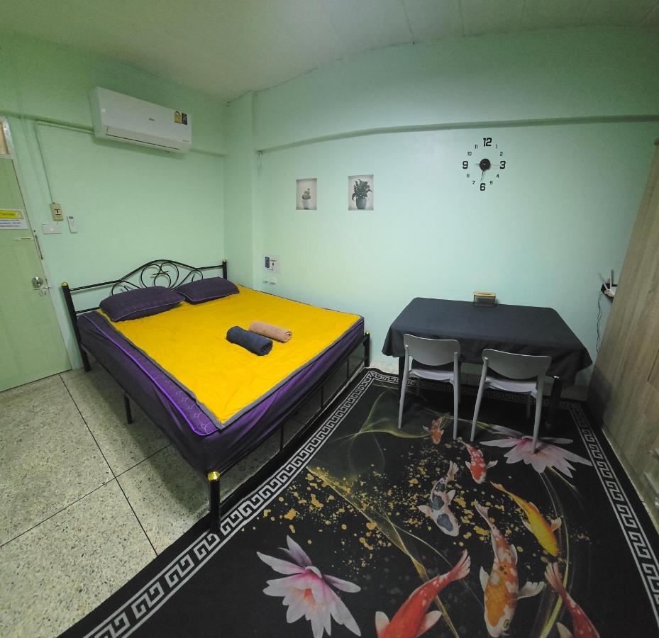 Spacious Studio with Private kitchen near Skytrain - 3