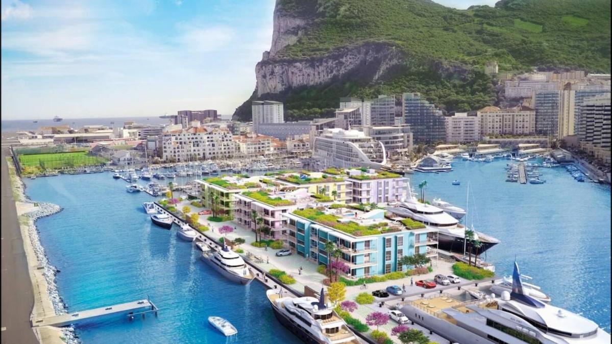 Luxury Marina Apartment, Pool, Views & Prime Location