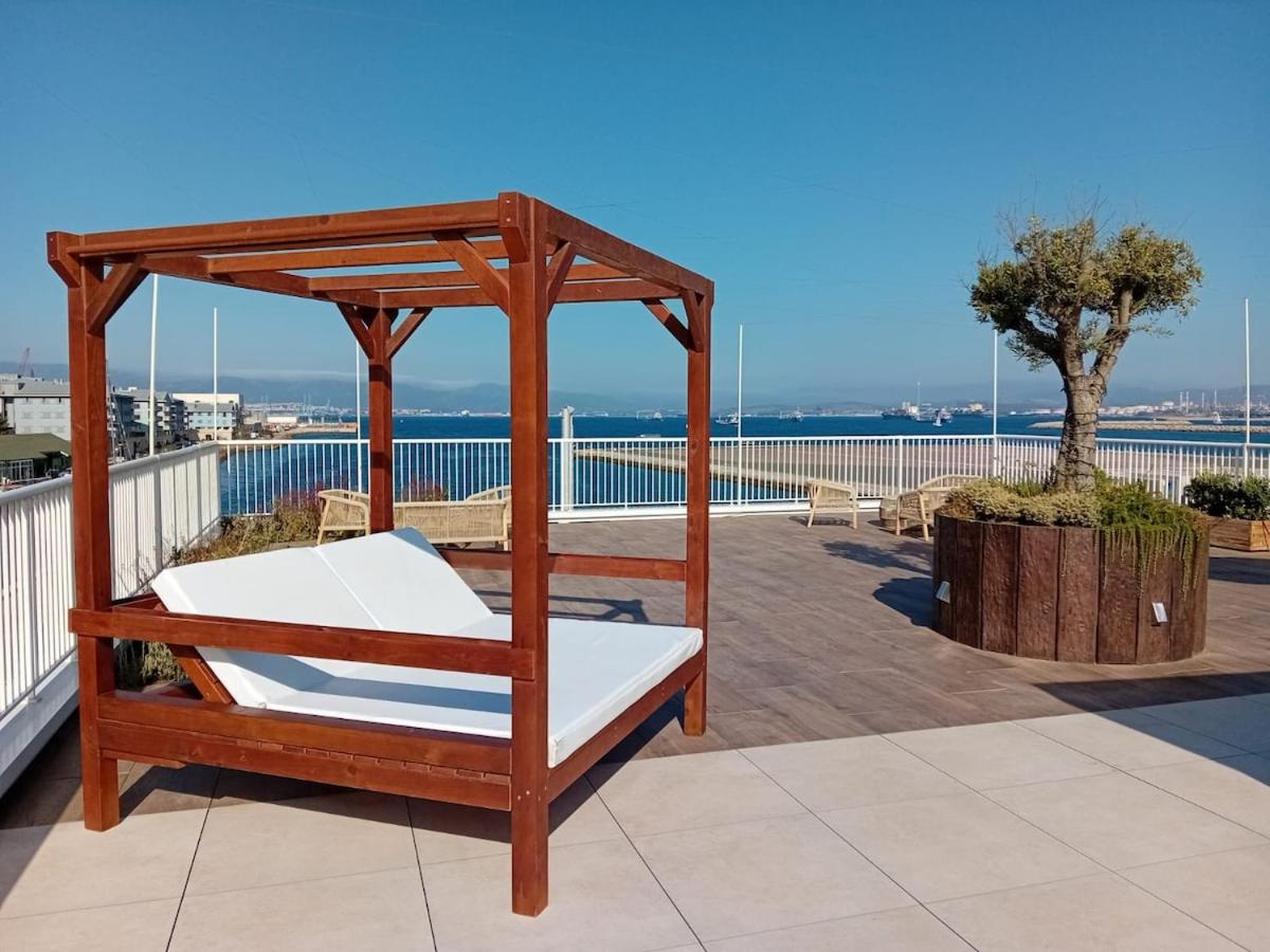 Luxury Marina Apartment, Pool, Views & Prime Location
