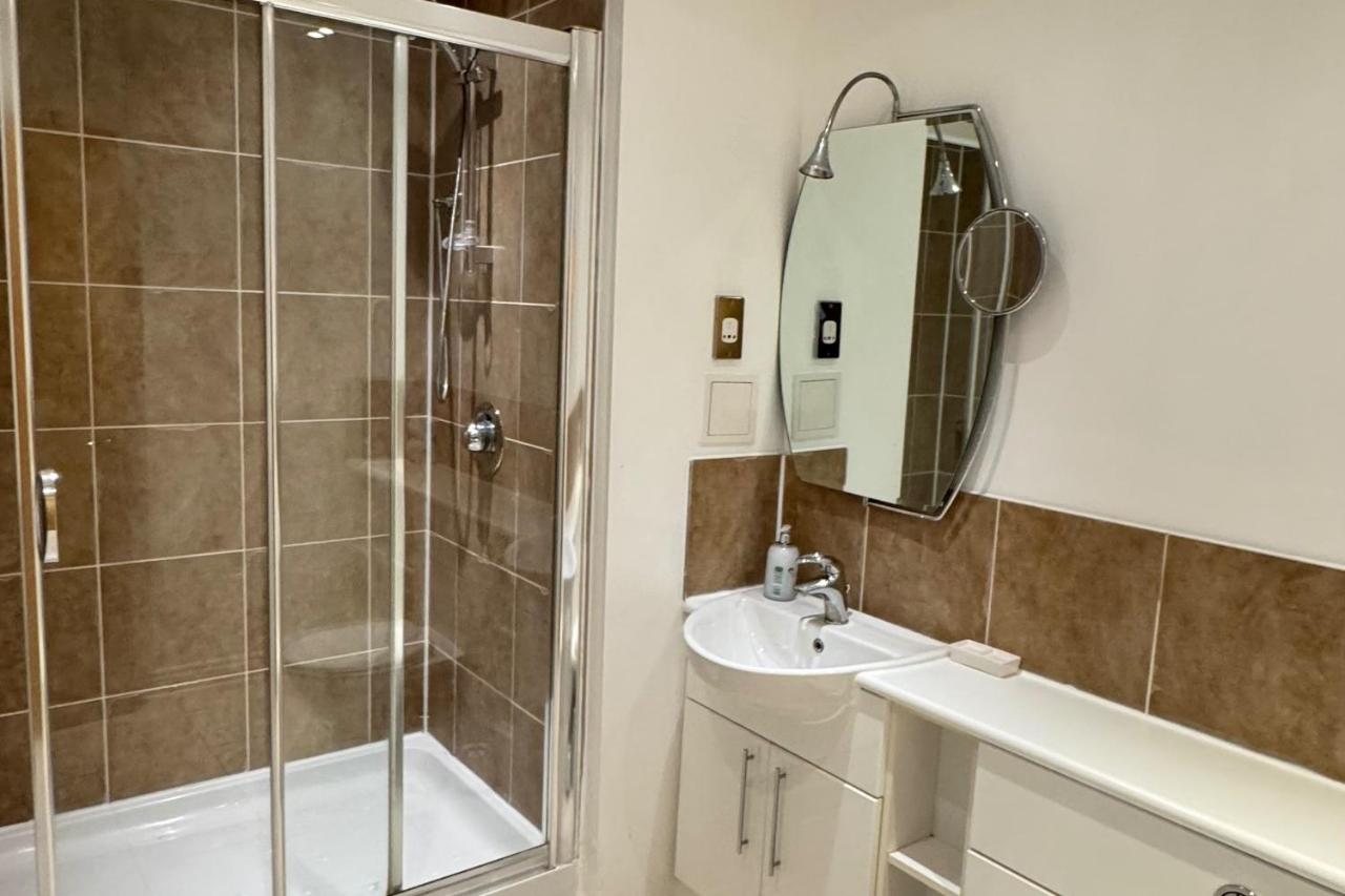 2-Bed Apt Sleeps 7 5 mins to Camden Market - 3