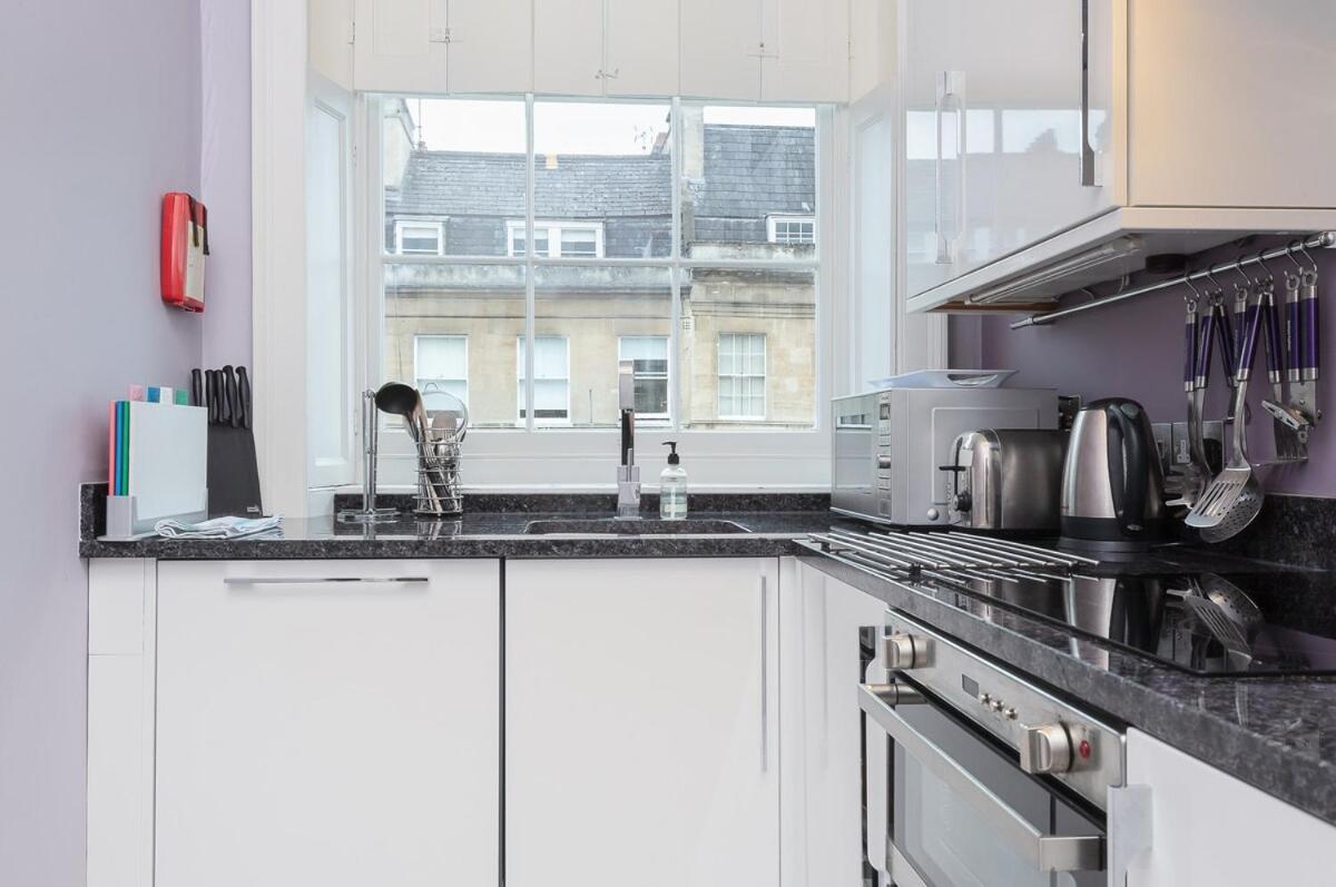 TFF High-Class & Central & Spacious Top Floor Home - 4