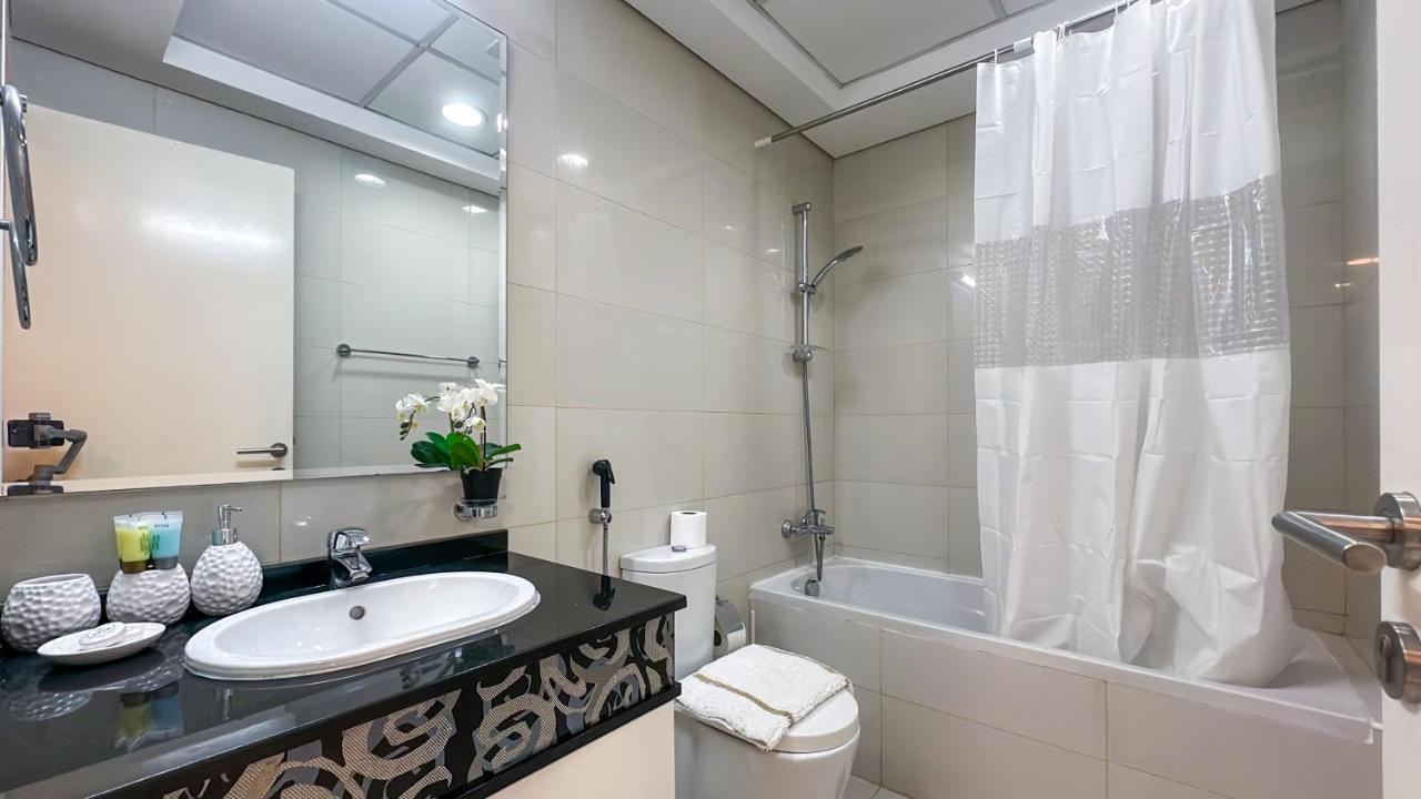 Cozy Studio with Balcony Overlooking Dubai Canal - 15AB07 - 3