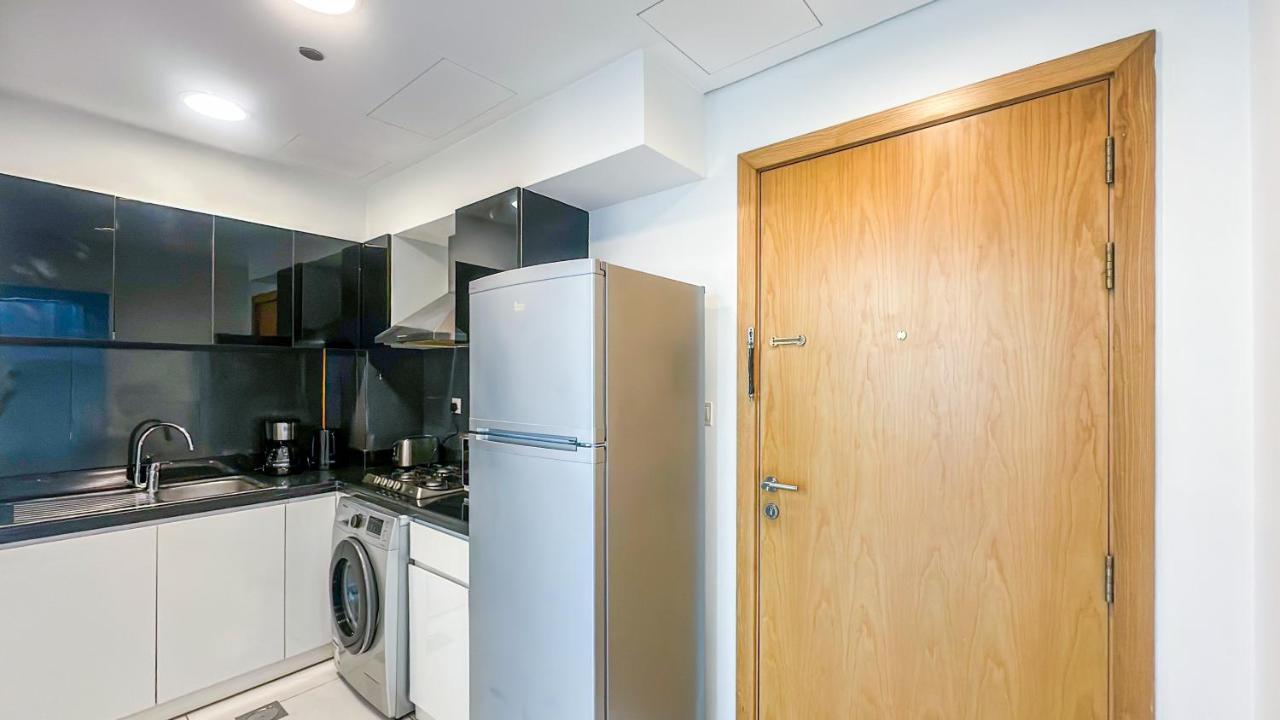 Cozy Studio with Balcony Overlooking Dubai Canal - 15AB07 - 5