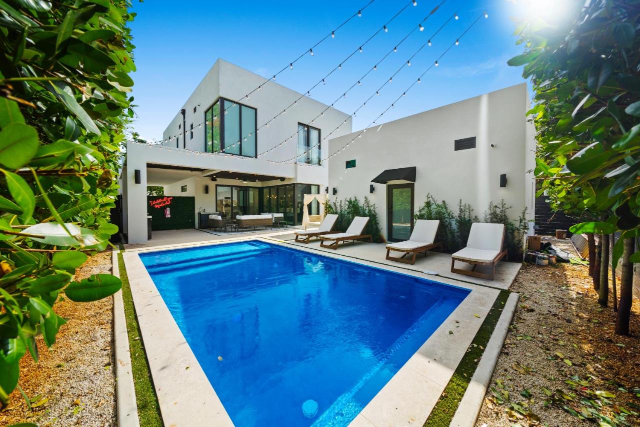Modern Zen Oasis in Design District Sleeps 16