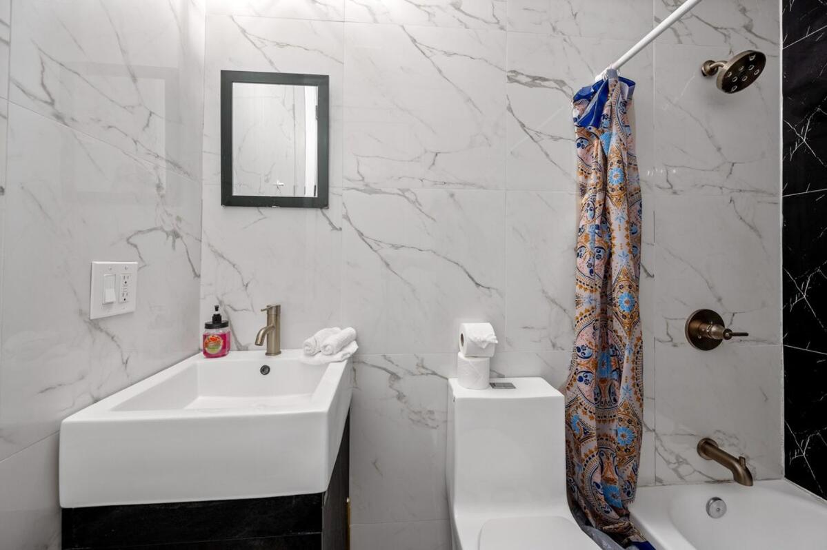 2 Queen Beds, TV's in Bedroom, Path to Manhattan - 3