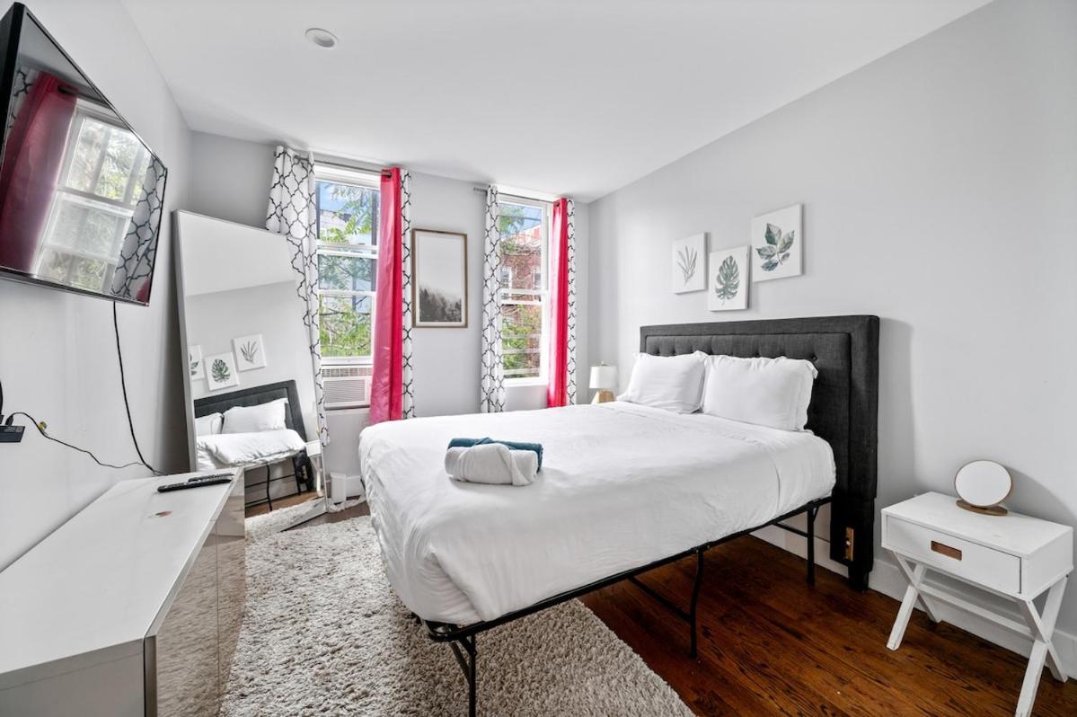 2 Queen Beds, TV's in Bedroom, Path to Manhattan - 2
