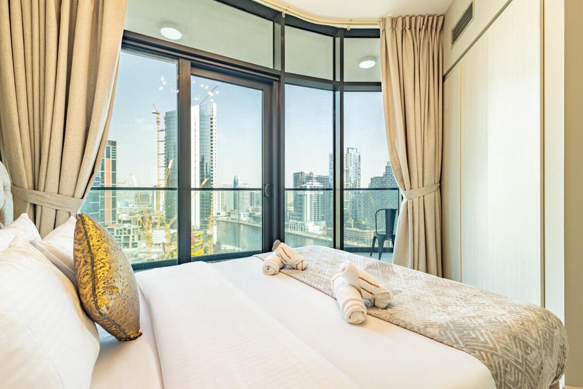 Modern 1BR in Business Bay - Balcony with Skyline Views - 4