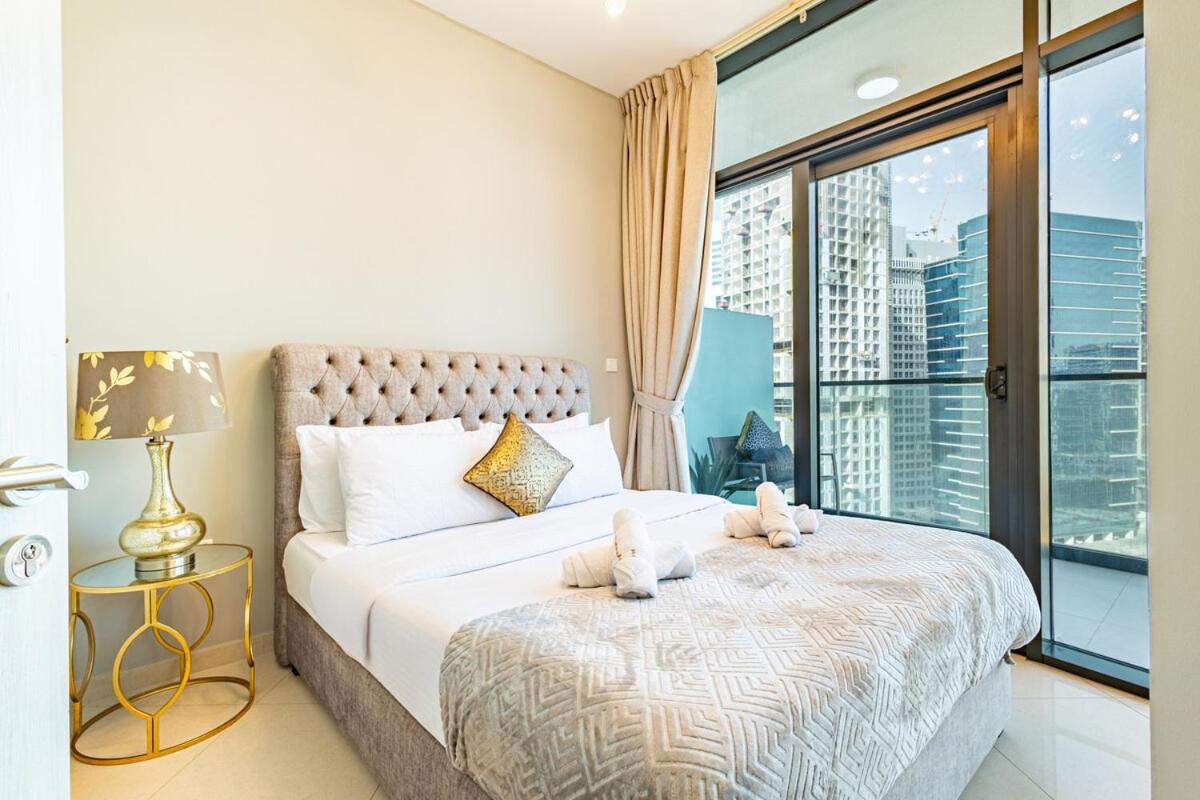 Modern 1BR in Business Bay - Balcony with Skyline Views - 2