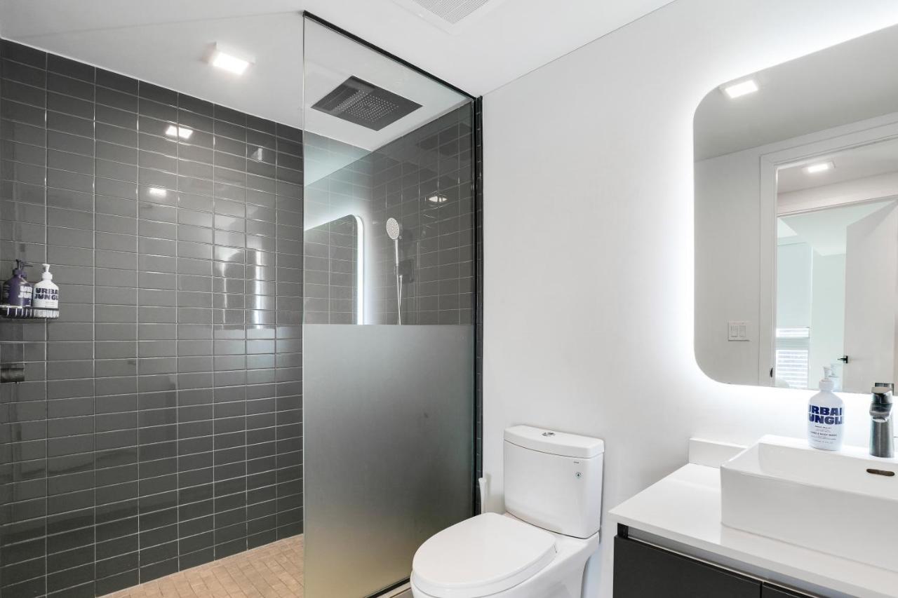 Luxury Condo w Rooftop Pool & Gym - 5