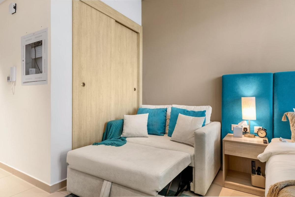 Stunning Palm Studio - Rooftop Infinity Pool & Private Beach Access - MaxStays - 2