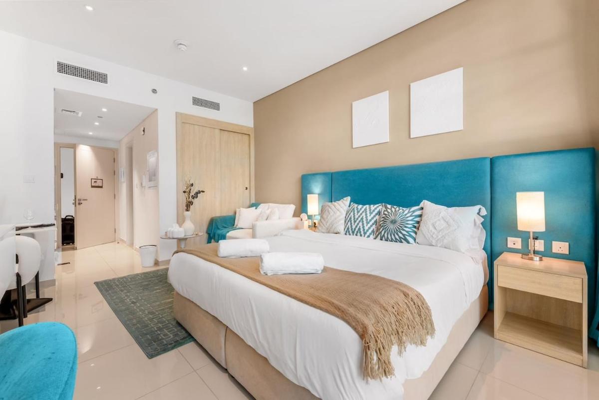 Stunning Palm Studio - Rooftop Infinity Pool & Private Beach Access - MaxStays - 5