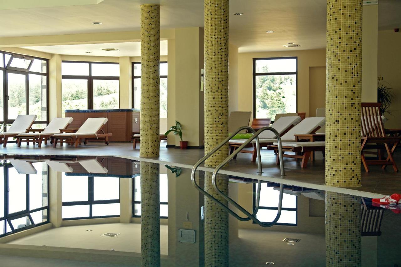 Heated swimming pool: Hotel Orbel