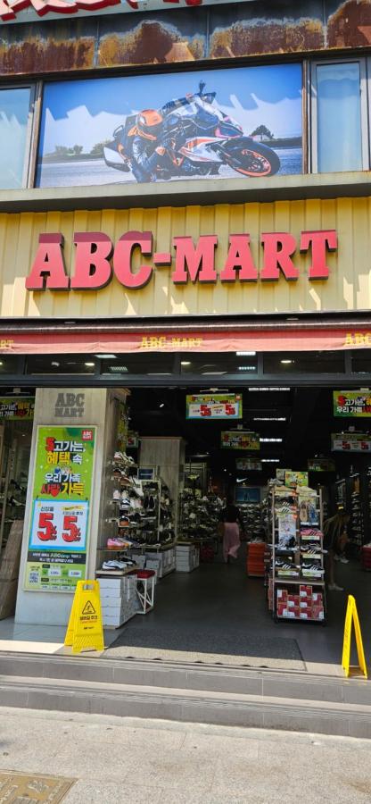 Itaewon Station 10 minutes,Gyeongnidan-gil,Itaewon World Food Street,Beam Projector,Netflix wifi - 2