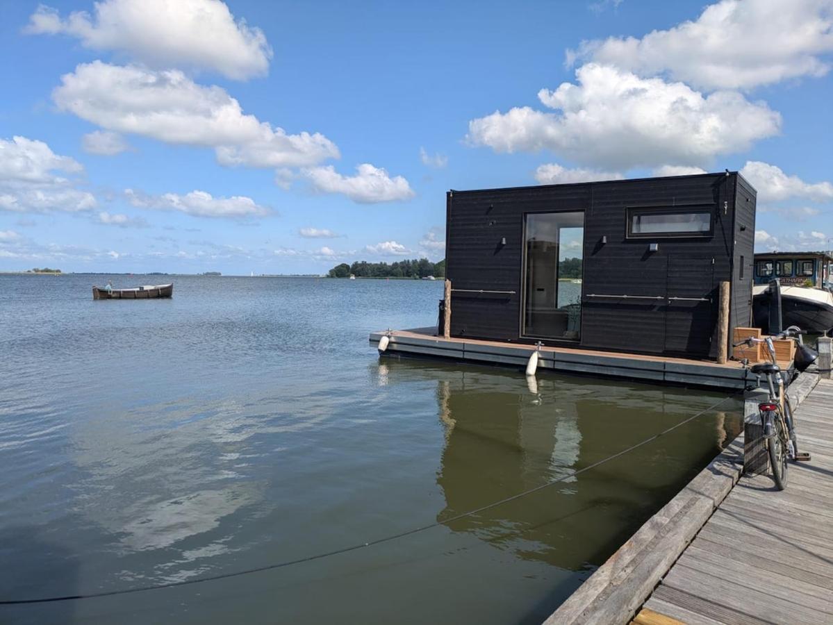 Modern Stay Tiny Houseboat to visit Amsterdam - 2