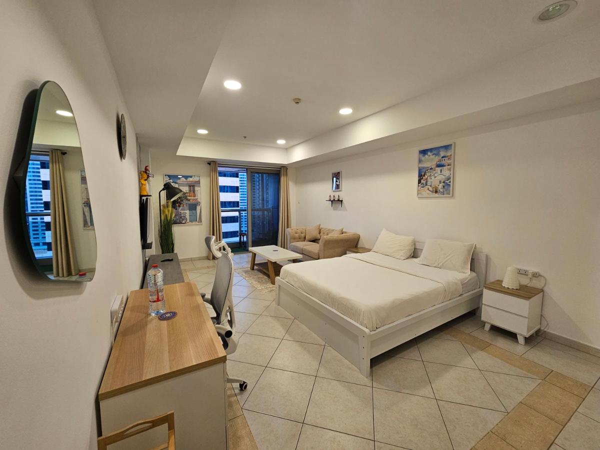 Super Host at Highest Residential Tower in the world, Private Rooms in a Shared apartment