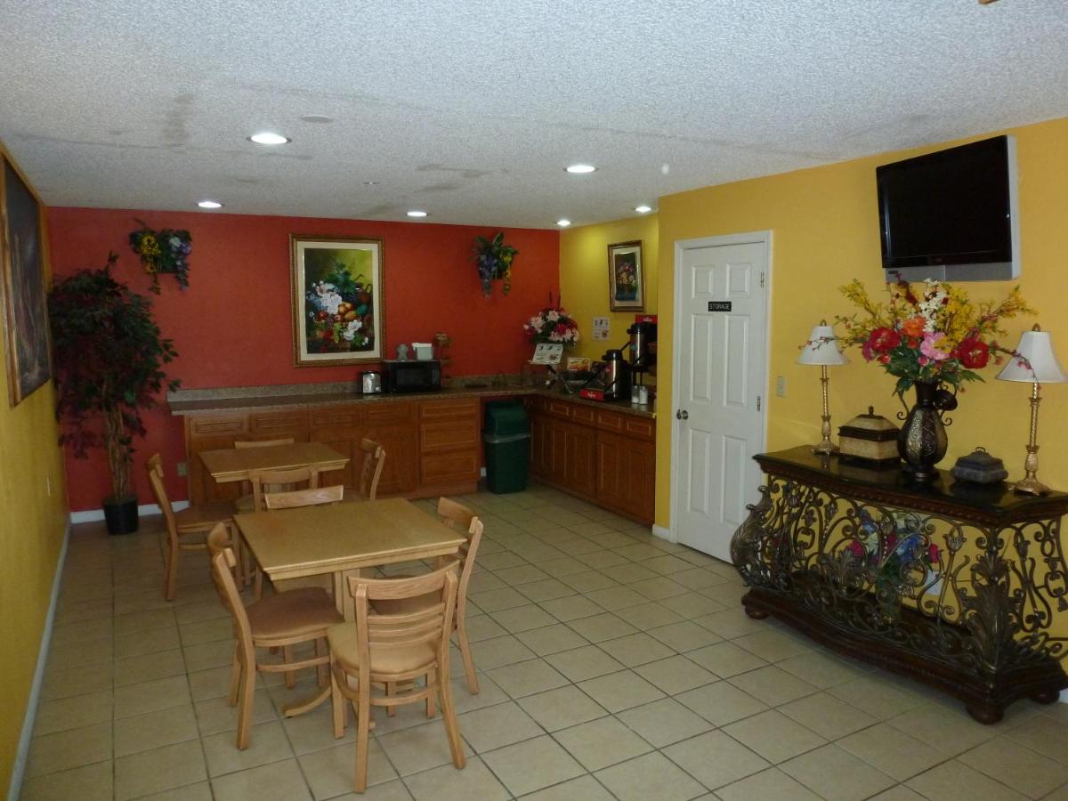 Redwood Inn & Suites — photo 4