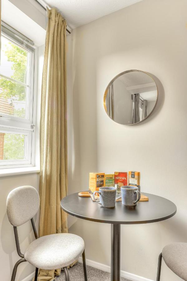 1 Bed Apartment London ABBA, Excel, & Olympic Stadium - 3