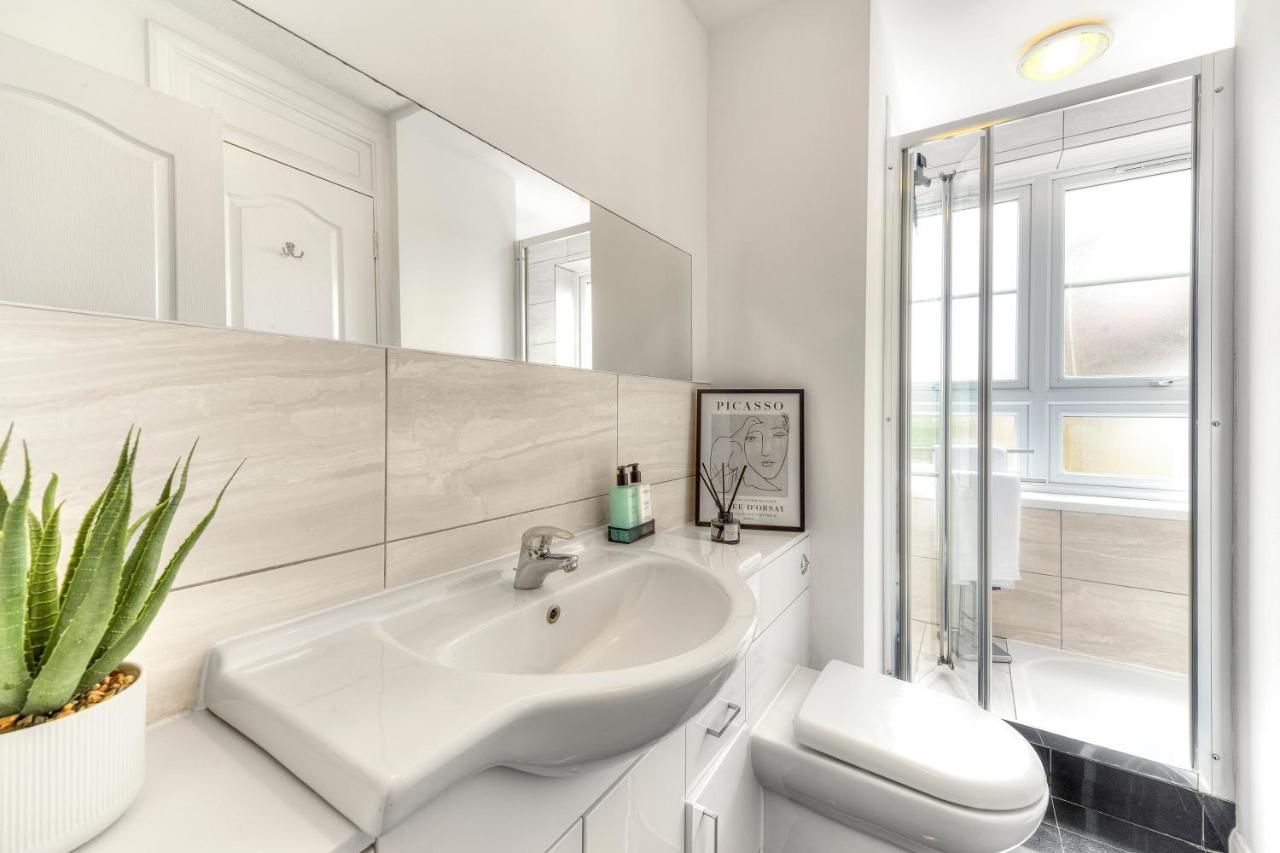 1 Bed Apartment London ABBA, Excel, & Olympic Stadium - 5