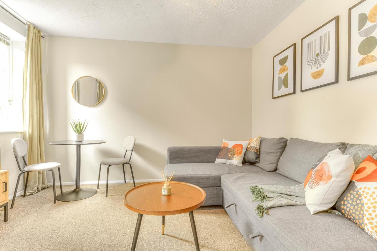 1 Bed Apartment London ABBA, Excel, & Olympic Stadium - 2