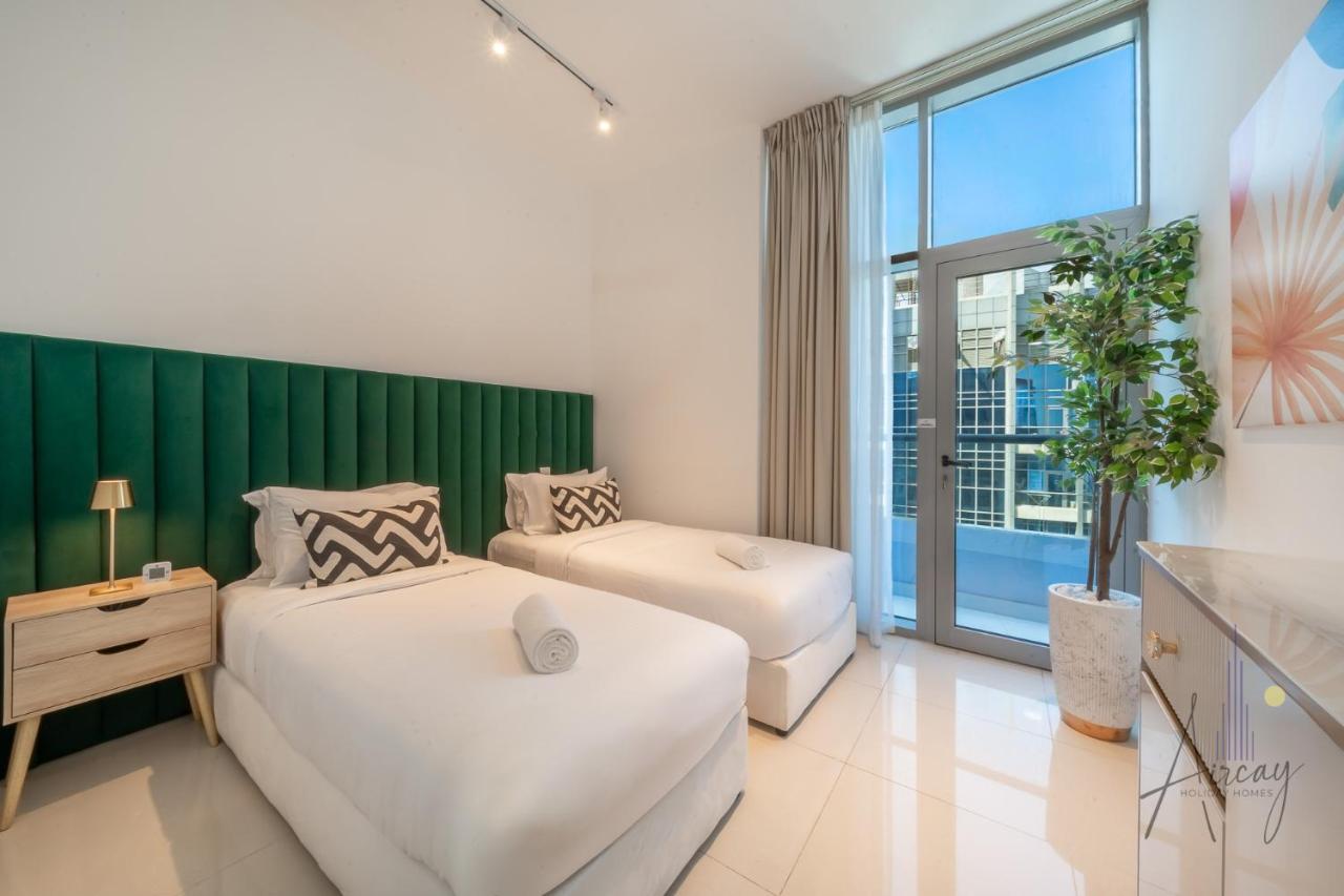 Stunning Views Spacious 3BR Dubai Marina - 2