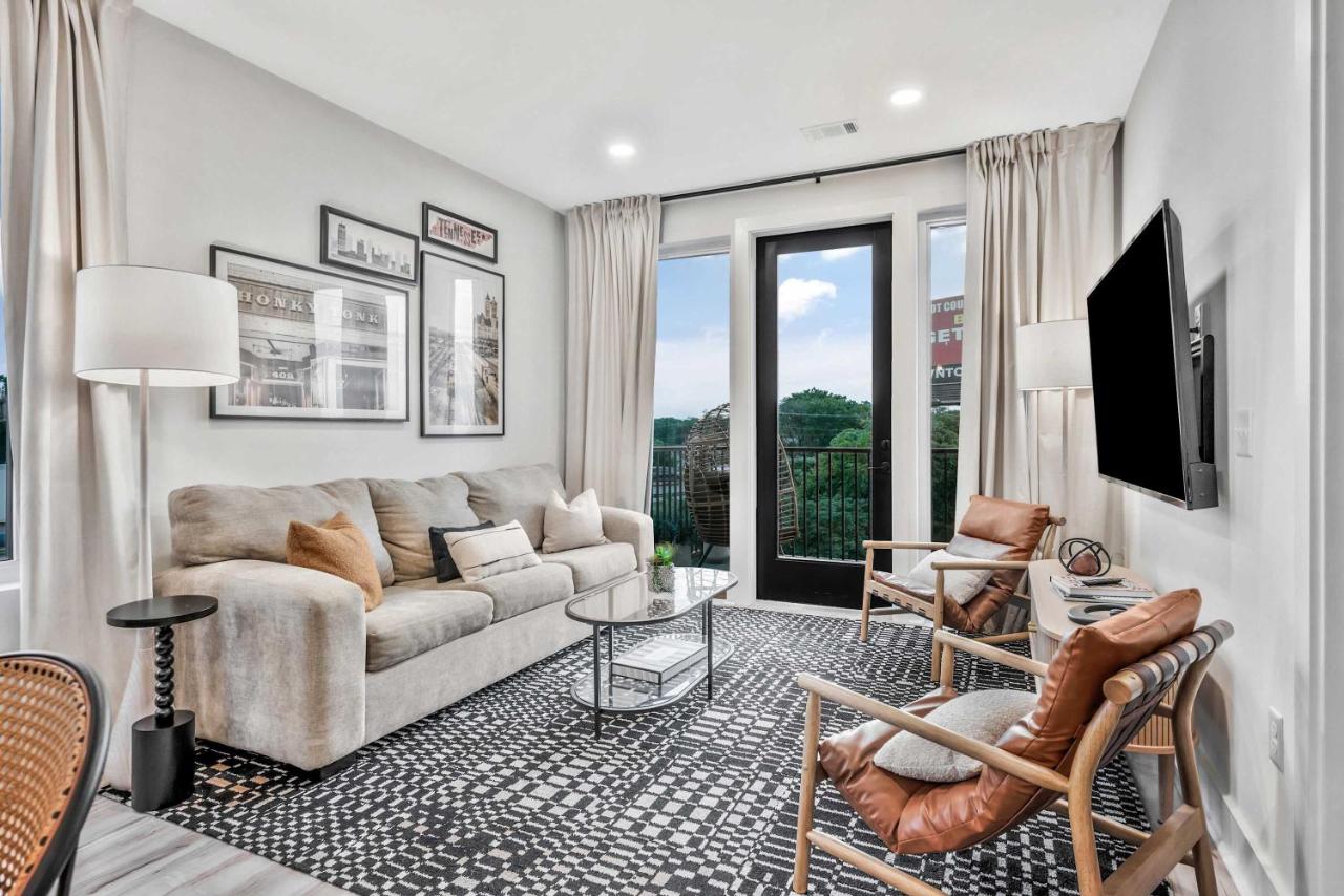 Penthouse City View Flat Modern Design with Balcony