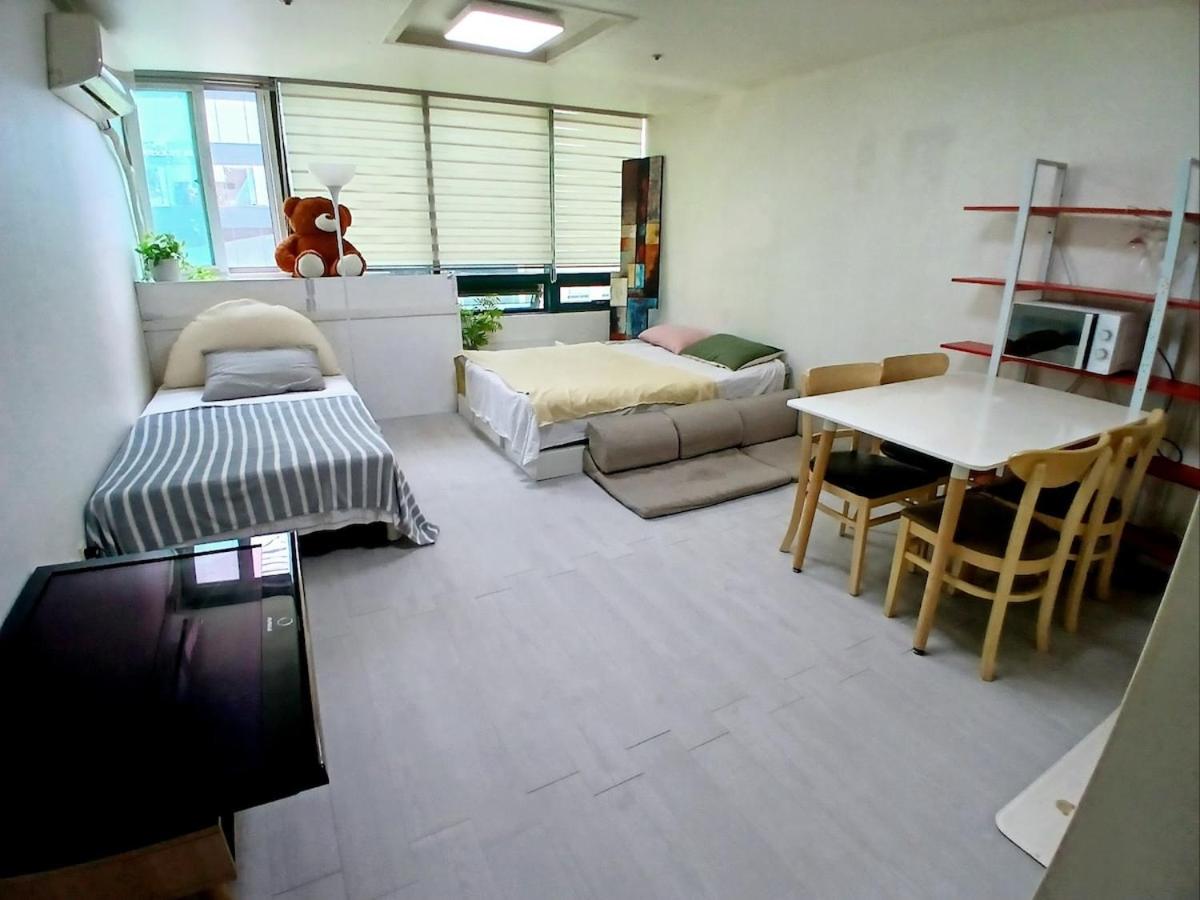 5 house with a great view and elevator access Right in front of Hongik Univ Station - 3