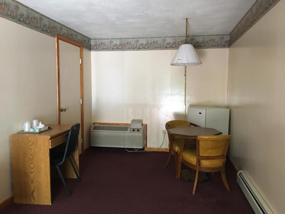 Knotty Pine Motel — photo 23