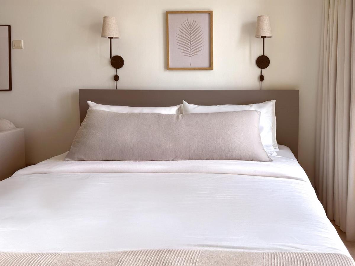 Stylish Lakefront Studio with King Bed and Balcony - 3