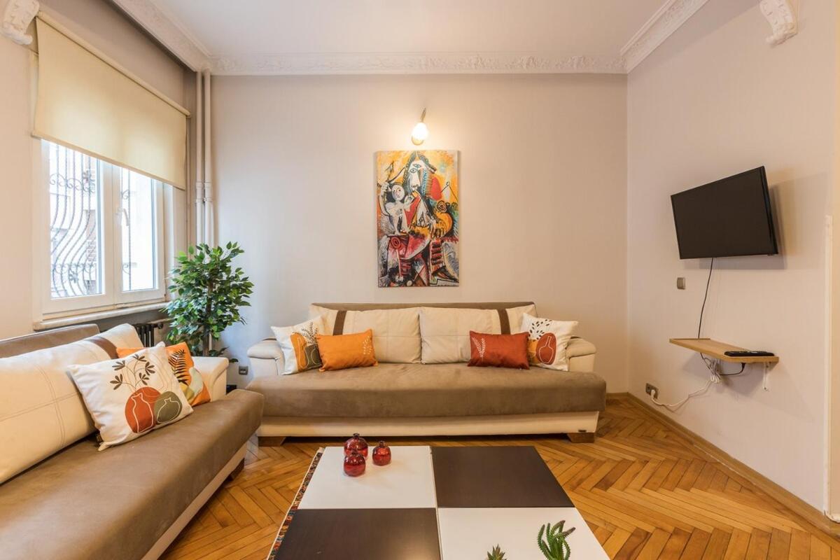 Stylish 1BR with Prime Location and Bold Design