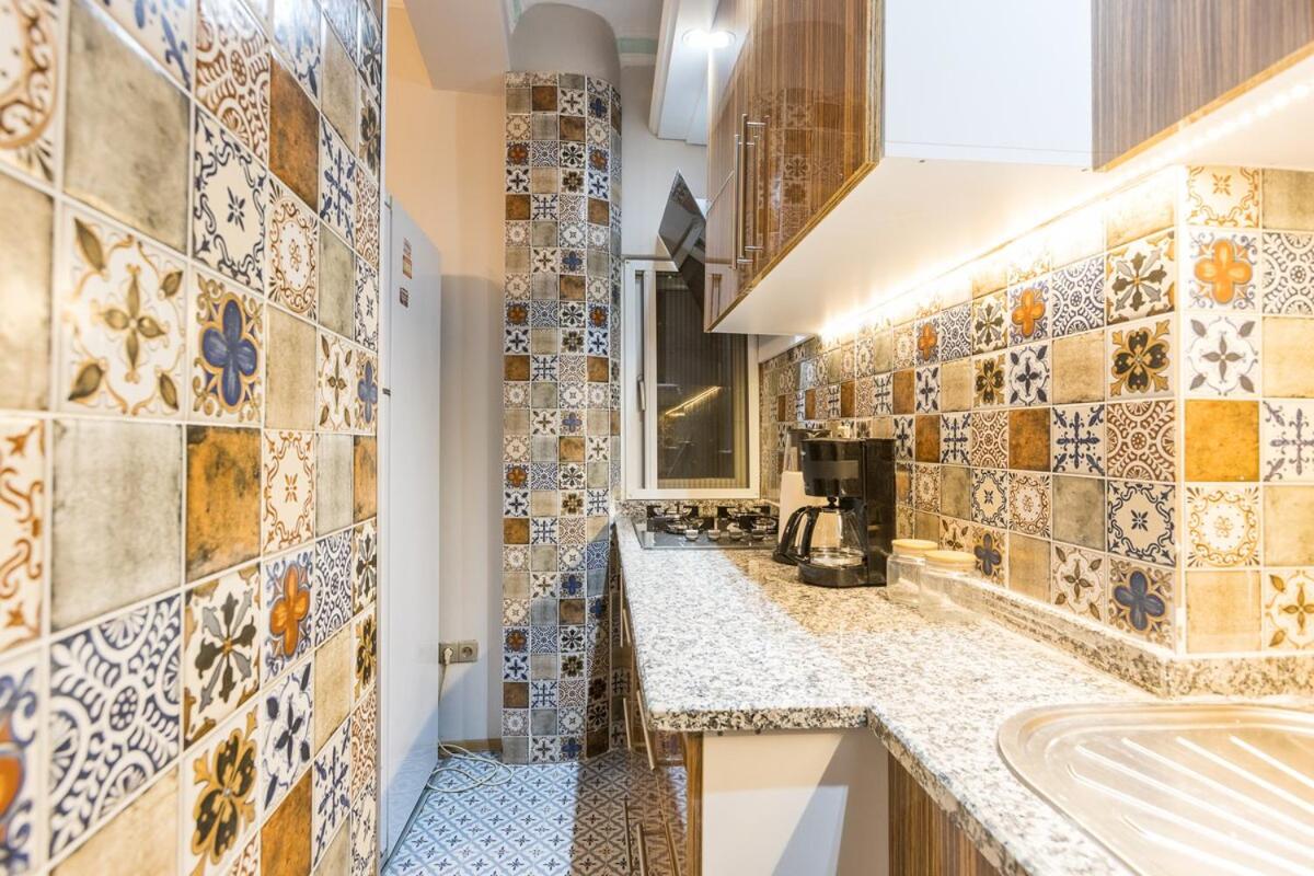 Stylish 1BR with Prime Location and Bold Design - 3