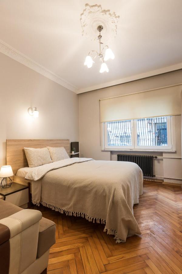 Stylish 1BR with Prime Location and Bold Design - 2