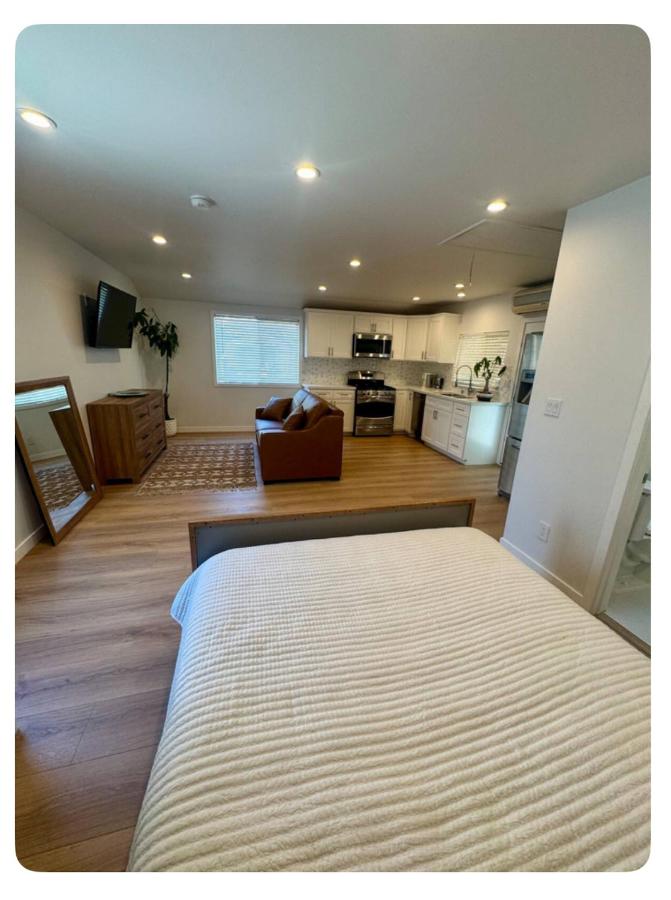 PRIVATE modern studio Guesthouse